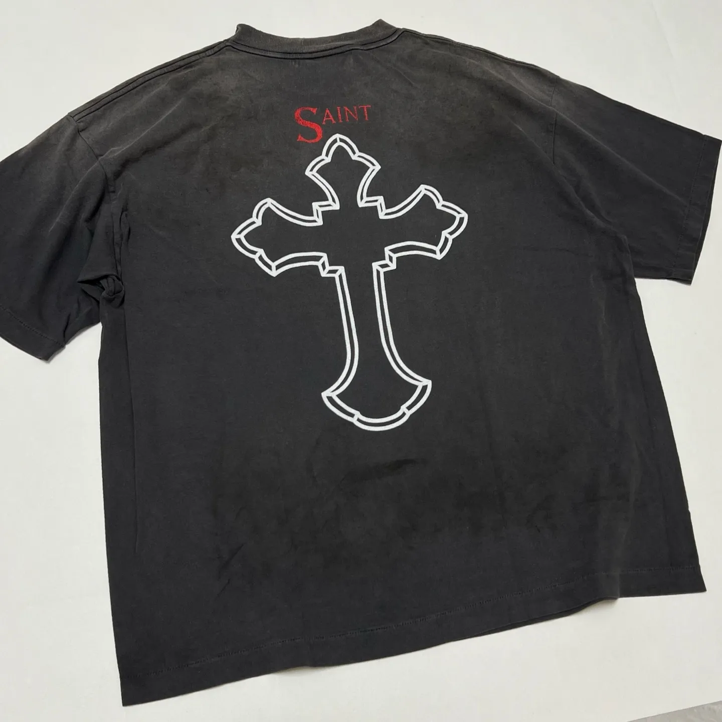 SAINT Mxxxxxx × 2PAC 2PC_SS TEE/2PAC/BLK 2PAC co-branded model 2PAC character TEE washed black S-XL A blockbuster co-branded project by the legendary hip-hop artist 2PAC The printing part refers to the iconic graphics on the cover of 2PAC's albums "R U Still Down" and "Shakur" The entire garment is rewashed and distressed/holes processed Printing cracked effect The ceiling of New Vintage 2PAC powder is a must-have